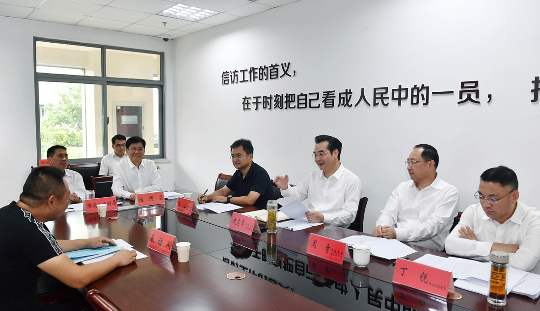 市領(lǐng)導(dǎo)接待信訪群眾調(diào)研信訪工作
